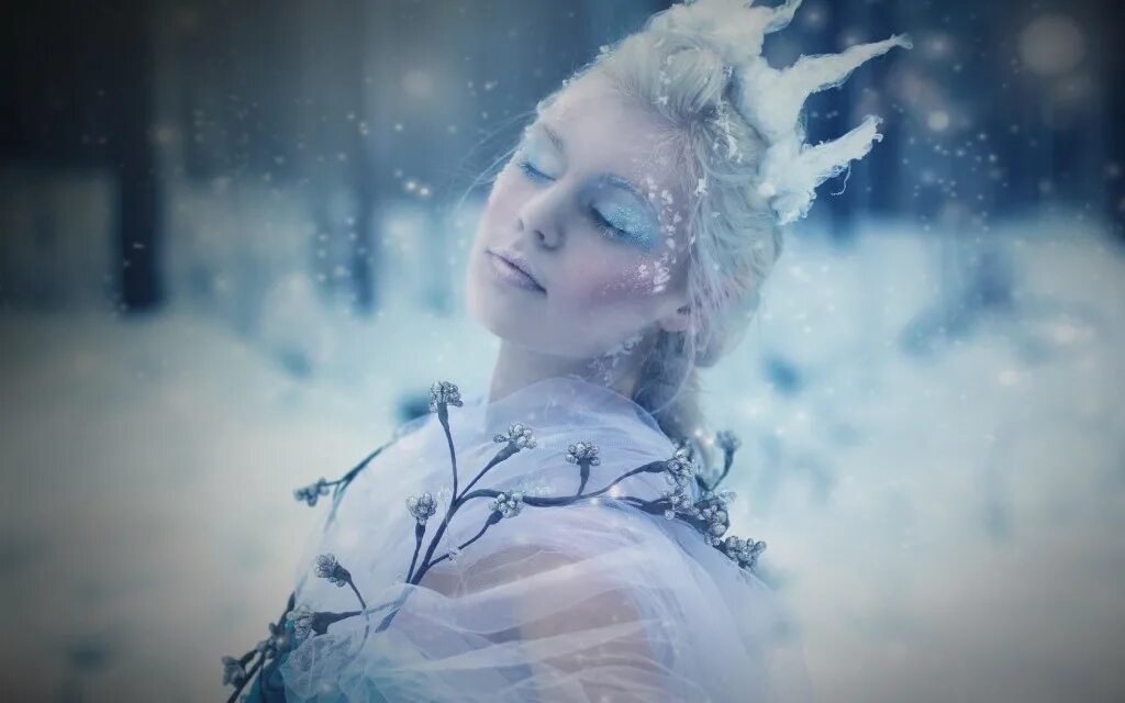 Заливая воздух серебряными звуками. Образ зимы. Снежная девушка. Ледяная девушка.