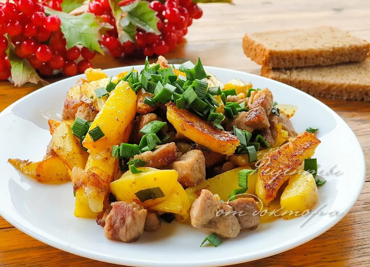 Как жарить картошку с мясом. Картофель жареный с мясом. жаркое с мясом и картошкой. салат с жареной картошкой. жареная картошечка с мясом.