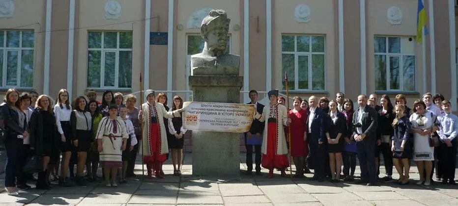 Чигирин памятник Богдану Хмельницкому. Чигирин школа. Город Хмельницкий памятник у школы. Школа Чигирин номер 2. Хмельницкий новости последние новости на сегодня