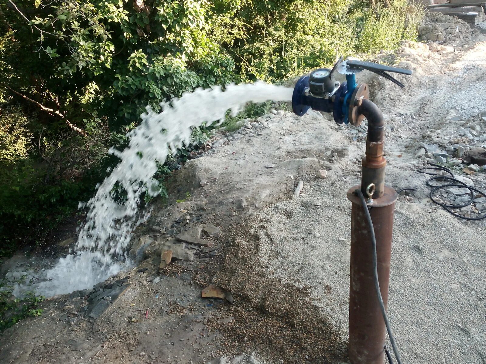 Бурение артезианскую воду. Самоизлив скважины. Самоизлив колодца. Водяная скважина. Бурение артезианских скважин.