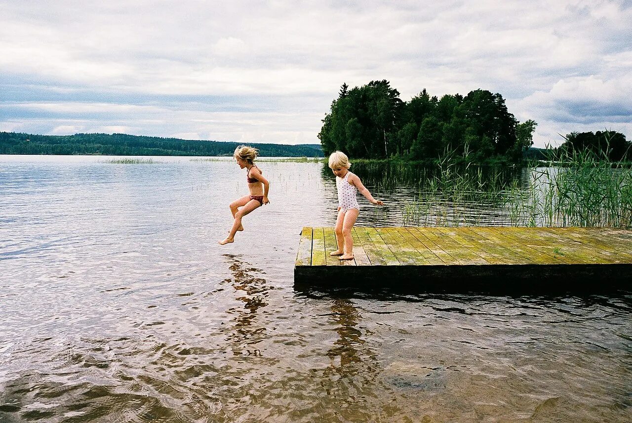 Купаться в реке видео. Купание на речке. Купание в деревне. Дети купаются в озере. Озеро в деревне купание.