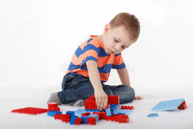 Мальчик играет на полу. Дети играют на полу. Мальчишки играют на полу. Дети играют на полу Robot.