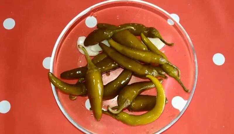 Стручковой горький перец на зиму. Перец горький турецкий. маленькие перчики маринованные. перец стручковый маринованный.