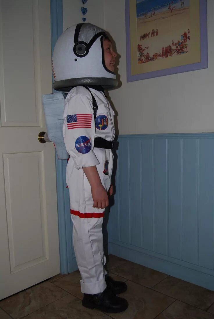 Шлем космонавта детский. Костюм Космонавта. Детский костюм космонавт. Костюм Космонавта из подручных материалов. Костюм Космонавта из бумаги.