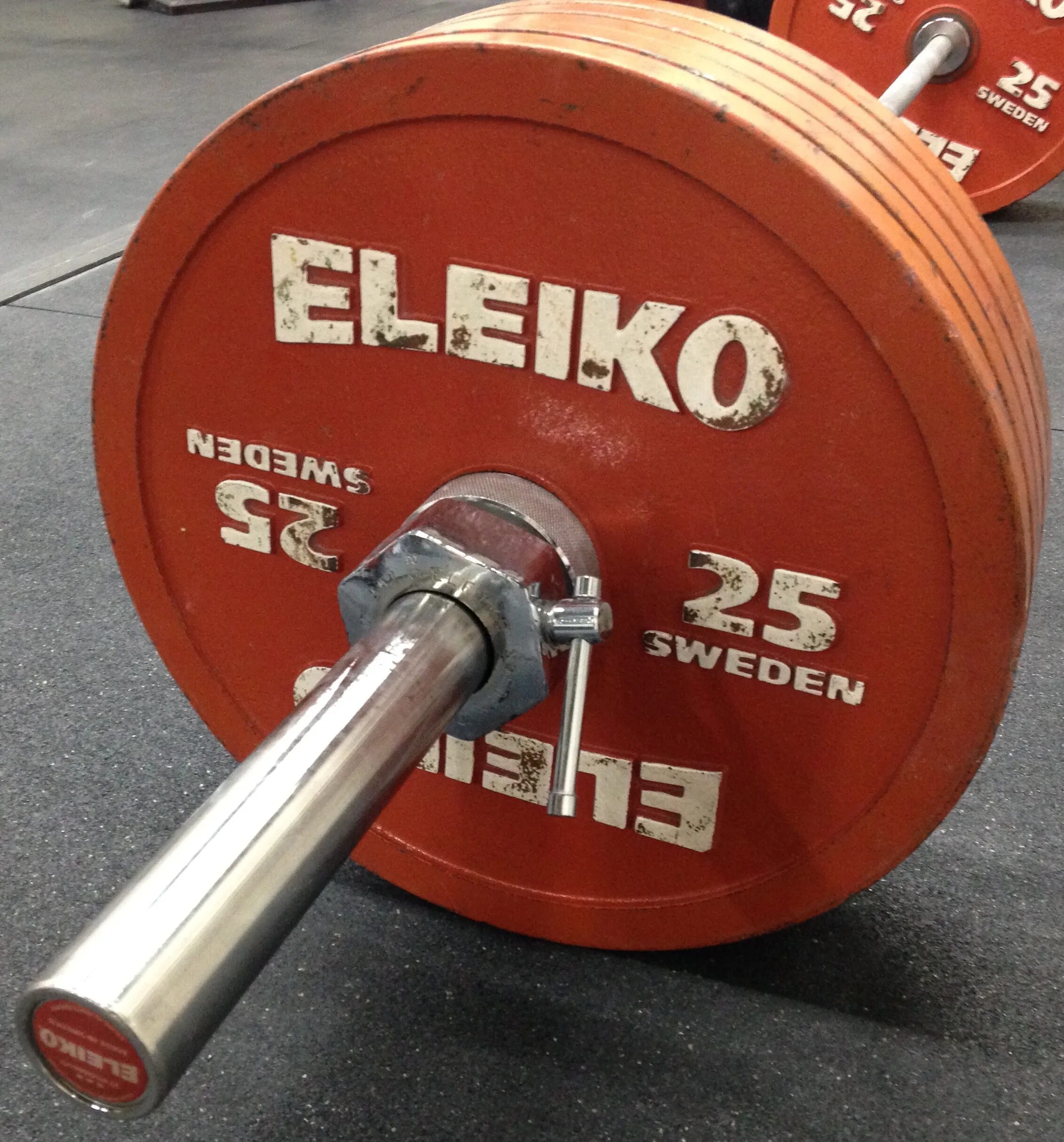 Блин для штанги Eleiko 25 kg. Гриф для штанги 100 кг. Гриф штанги Елейка для пауэрлифтинга. Штанга Элейко для пауэрлифтинга.