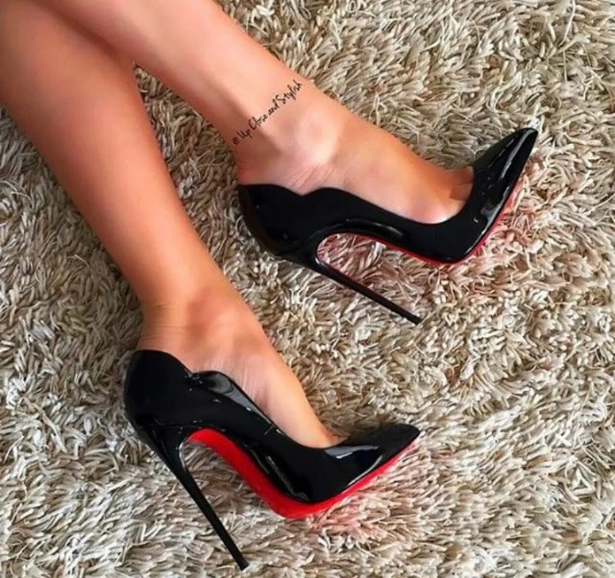 High heels на русском. Туфли Christian louboutin hot chick 13 см. Лабутен Стилетто. Туфли Christian louboutin. Стилетто Годес.