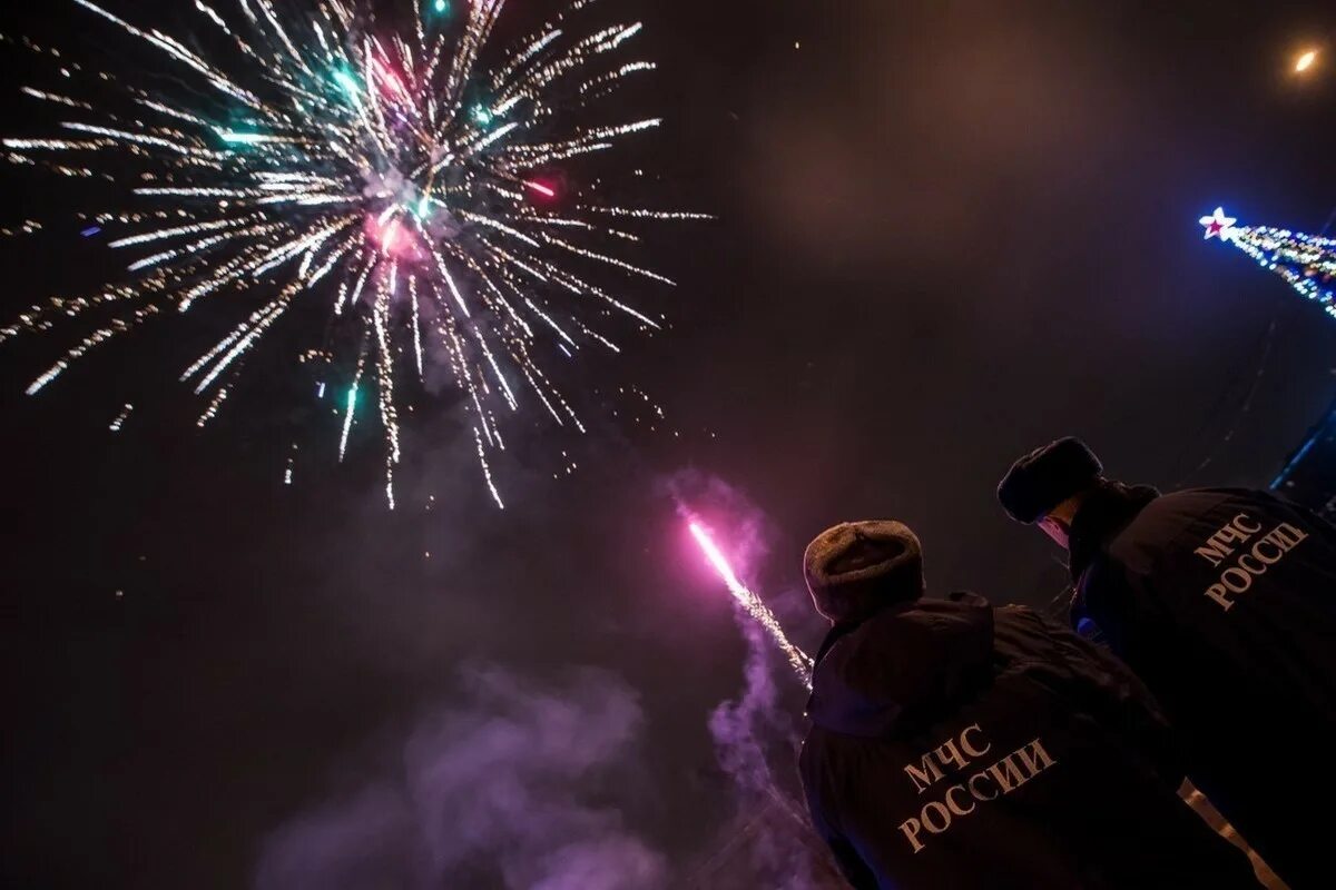 Почему на новый год запускают фейерверки. Новогодний фейерверк. пиротехника. фейерверк петарды. пиротехника на новый год.