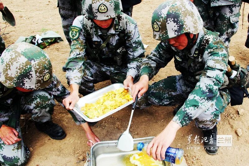 Пища в полевых условиях. Обед в полевых условиях. Солдатский обед в полевых условиях. Армейский обед в полевых условиях. Ужин в полевых условиях.