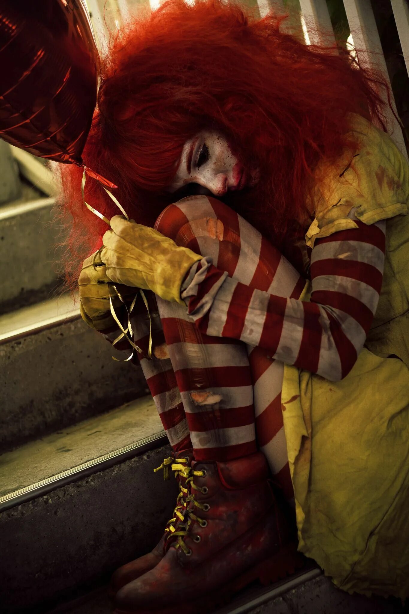 Mcdonalds cosplay. Рональд Макдональд косплей. Косплей ПЕННИВАЙЗ Рональд. Клоун Рональд Макдональд косплей.