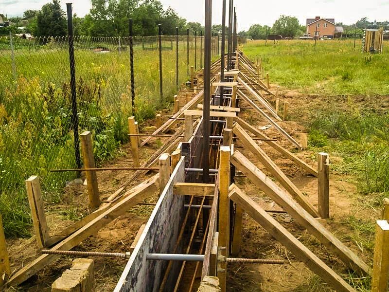 Лен очный фундамент для забора. Опалубка под забор 200мм. Опалубка армирование столбов для забора. 01. Бетонирование ленты под забор.