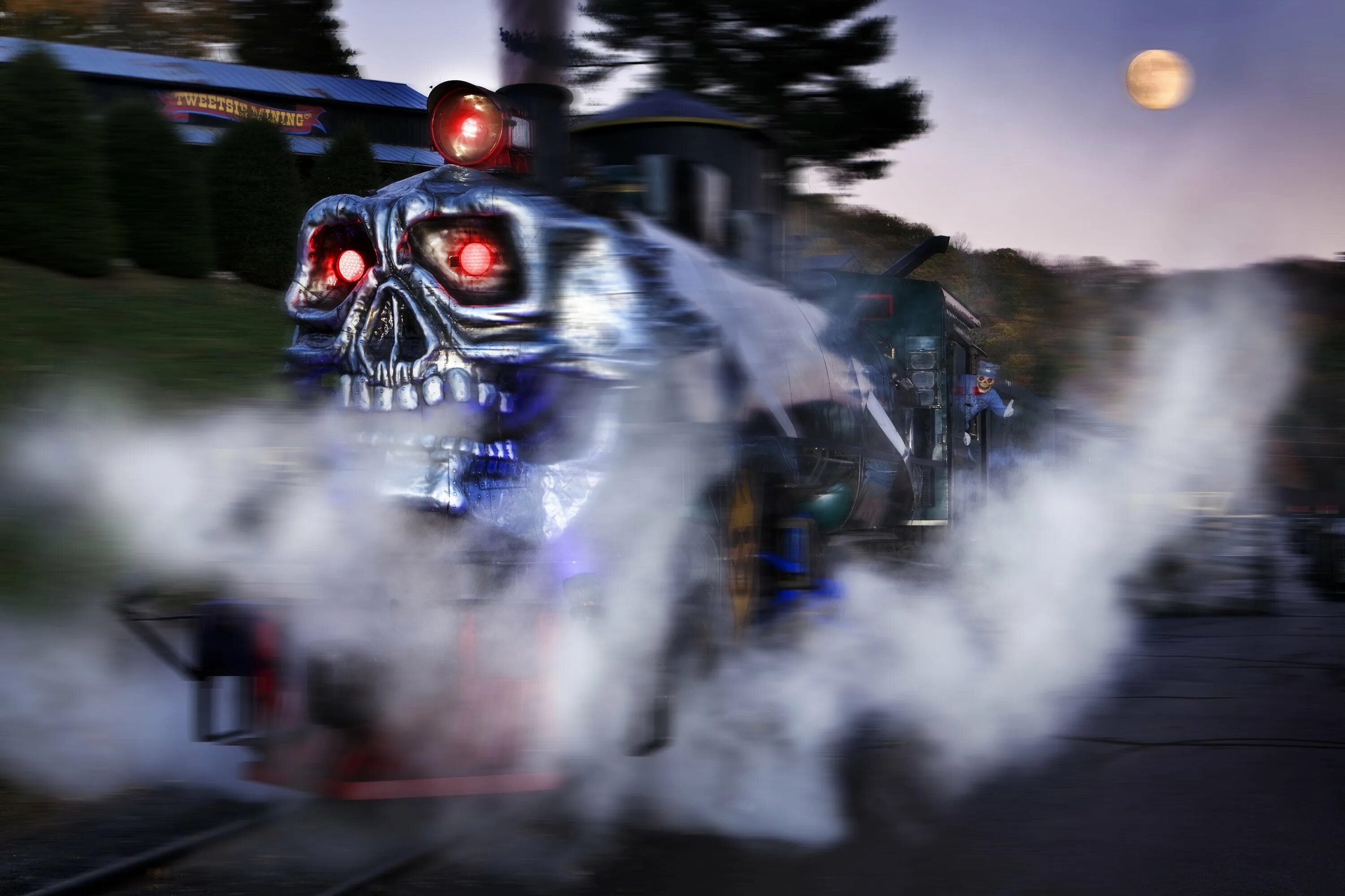 Приведение поезда в движение. Нюкем поезд призрак. Tweetsie Railroad Ghost Train. Поезд призрак сент Луиса. Паровоз призрак.