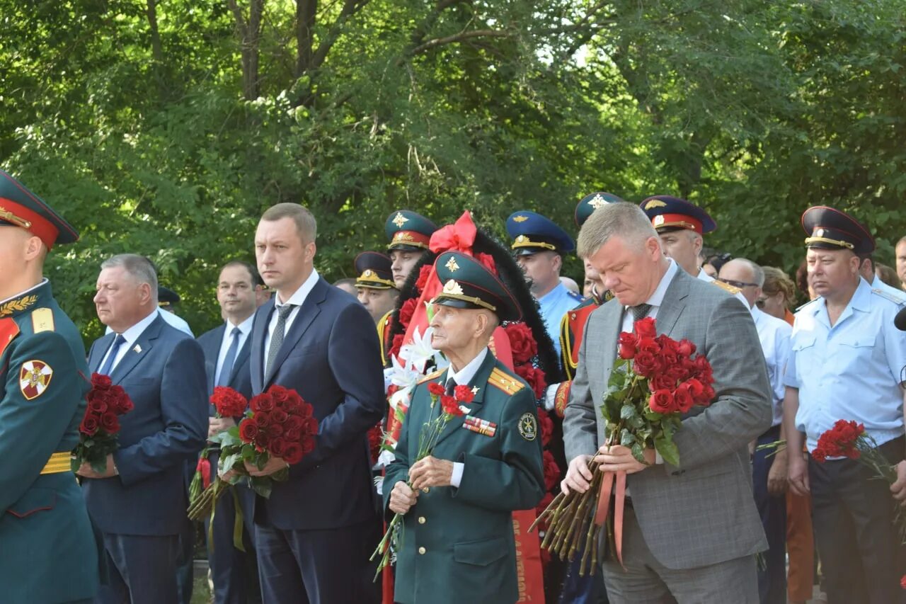 Свеча памяти монумент новосибирск. Возложение цветов 6 мая ростов на дону 2024 год. Возложение цветов картинки. Возложенные цветы. 22 июня возложили цветы к памятнику.