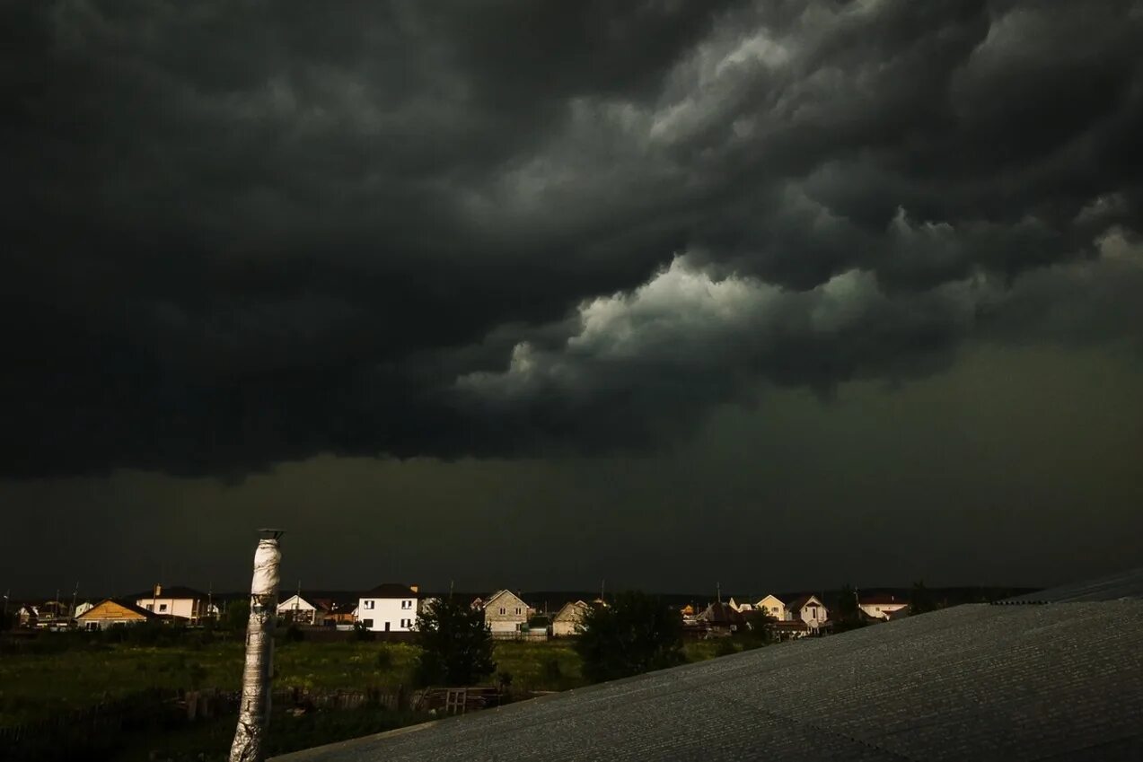 ночная гроза в орле 28 07 23. несколько раз июльские грозы обрушивали на тополь. несколько раз ночные июльские грозы обрушивали на тополь молнией. гроза атмосферное явление. июльская гроза.