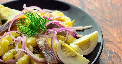 Салат с селедкой и маринованными огурцами