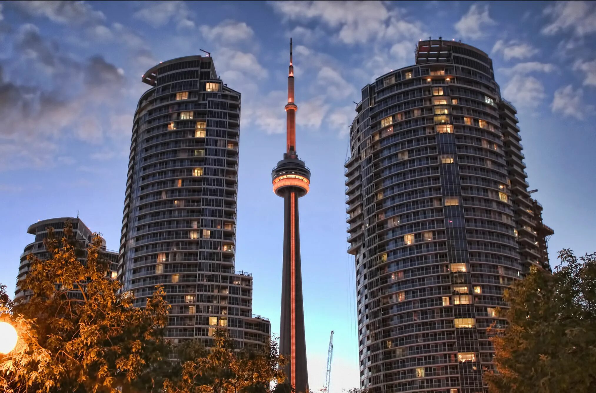 Какие бывают башни. Башня си-эн Тауэр. Торонто Тауэр. Телевизионная башня Торонто. Башня Торонто Канада.