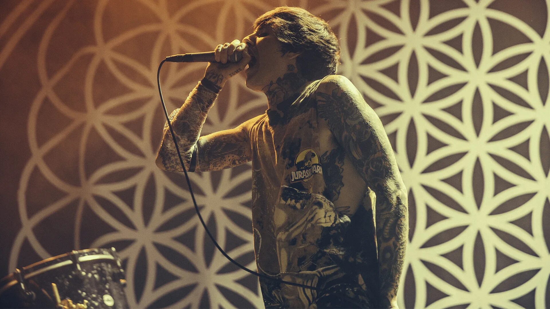 Оливер Сайкс Sempiternal. Вокалист bmth. Оливер из bring me the Horizon. Вокалист группы бринг ми зе Хоризон.