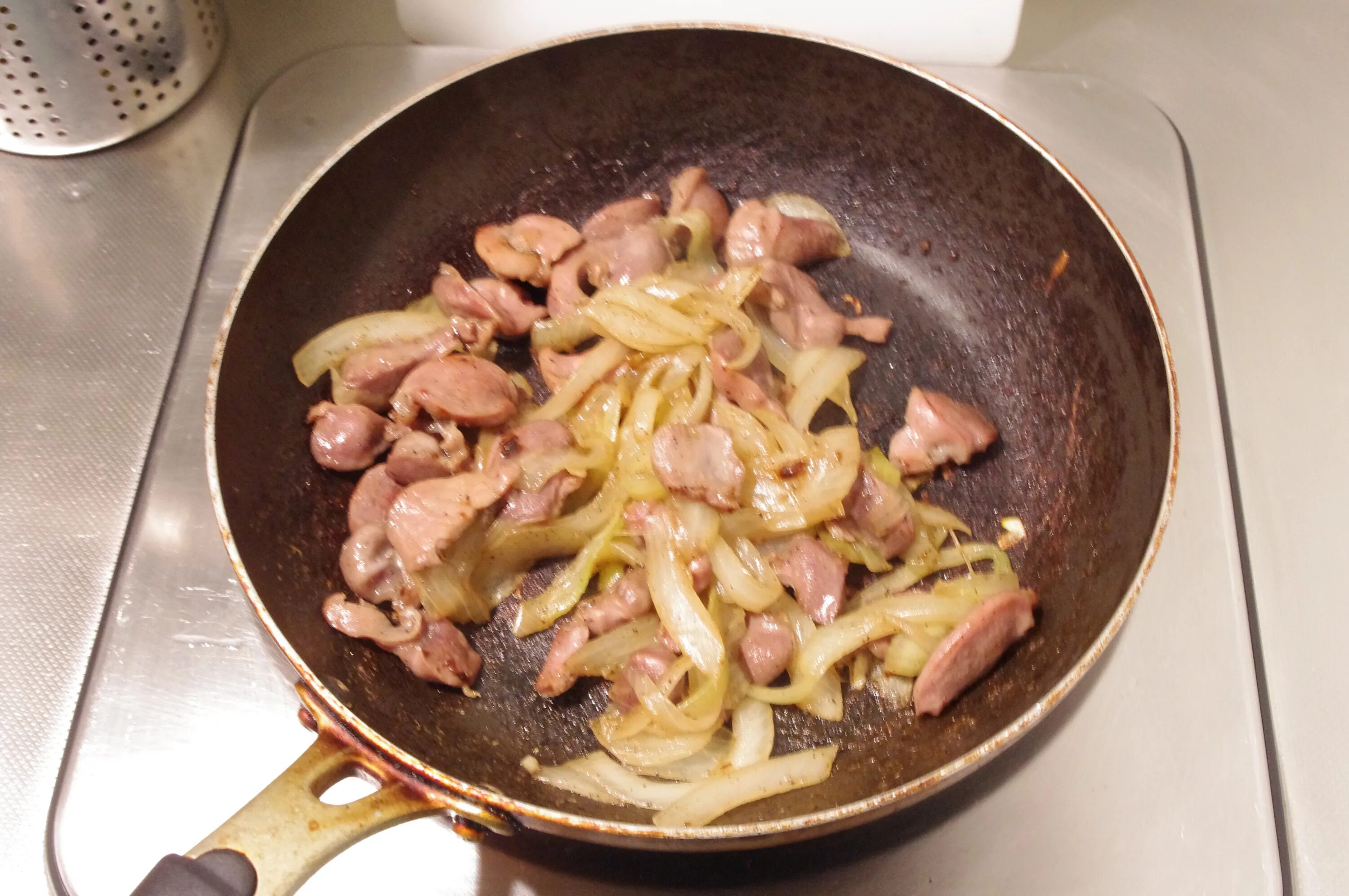 Как приготовить желудки куриные мягкими на сковороде. Желудочки куриные. желудочки куриные жареные. куриные желудки жареные. желудки куриные жареные с луком.