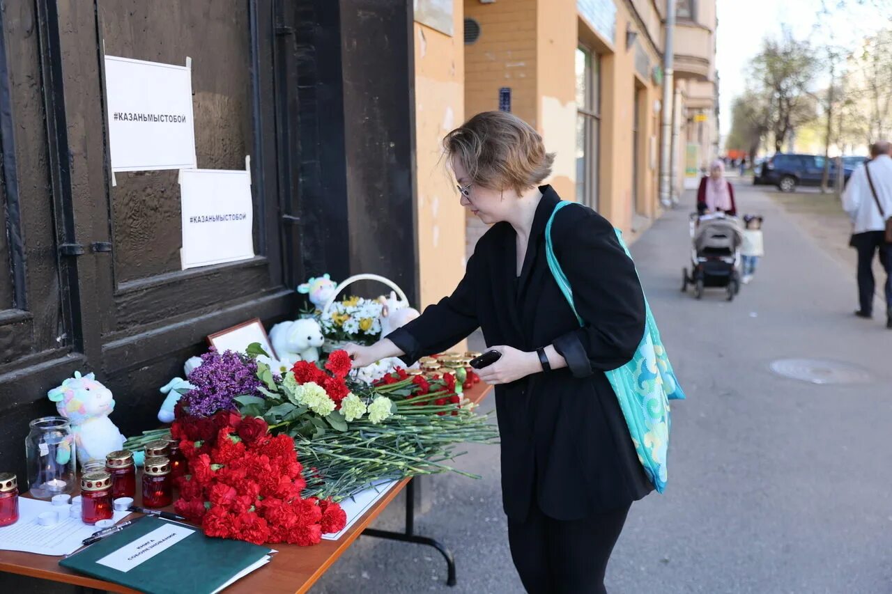 Белоруссия траур. Траур в школе Казани. Гимназия 175 Казань траур. 11 Мая Казань 175 школа день траура.