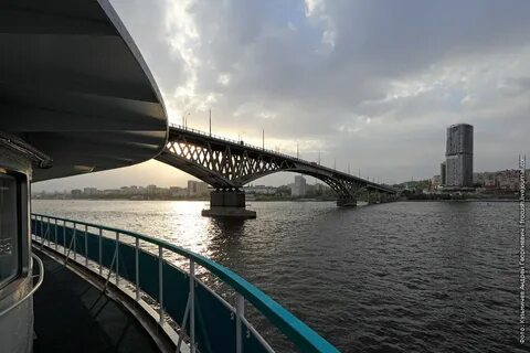 Катер под мостом