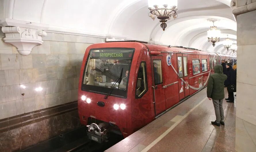 5м. 5 красная стрела. Красная стрела на сокольнической линии. Метро красная стрела. Тематические поезда метро в москве.
