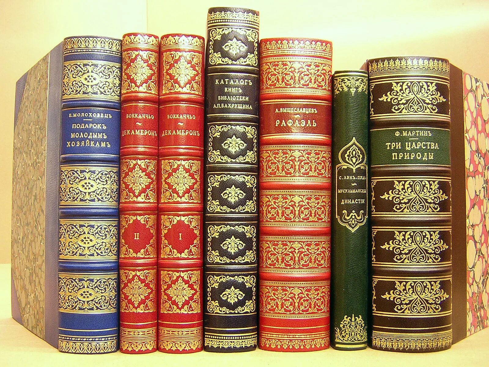 Книжный корешок красивые. Книги на полке. Красивый корешок книги. Красивый корешок книги. Корешки старинных книг.