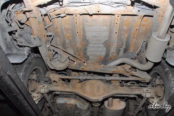 Днище тойота лк. Днище прадо 120. Тормозные трубки прадо 120. Toyota prado 150 днище. Днище тойота королла е120.