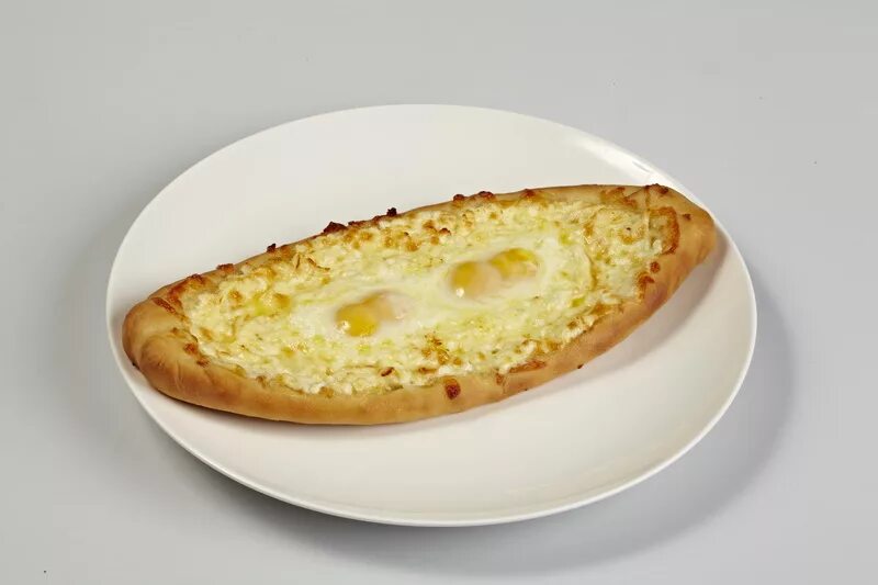 Заливной пирог с зел. Пирог с яйцом открытый. Сырный пирог чеснок. Лодочка по аджарски с яйцом и сыром. Пироги с сырым яйцом.