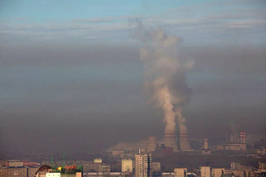 Загрязненность воздуха в чите. Загрязнение воздуха кемерово. Выбросы вредных веществ в атмосферу. Атмосферное загрязнение. Загрязнение атмосферы в москве.
