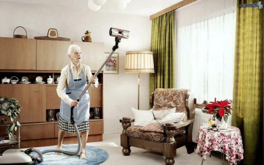 Уборщица для пенсионеров. Бабушка убирается. Пожилой человек в квартире. Комната бабушки. Комната пожилого человека.