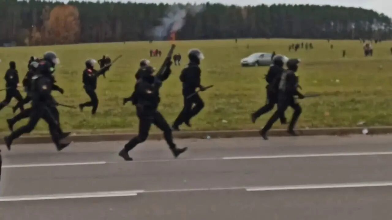 Отбить нападение. Разгон демонстрантов Минск. Спецназ против змагаров.