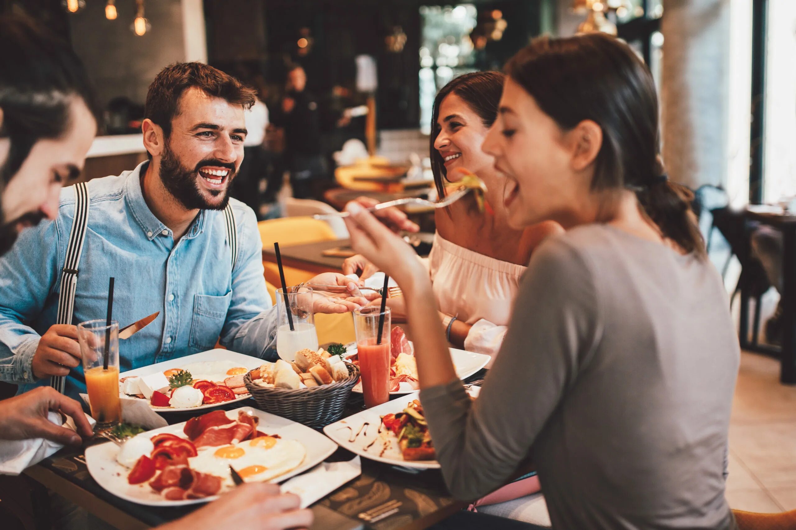 Eating out in america. Eating out in america. Люди за столиком в кафе. Посиделки с друзьями. Девушка в ресторане.