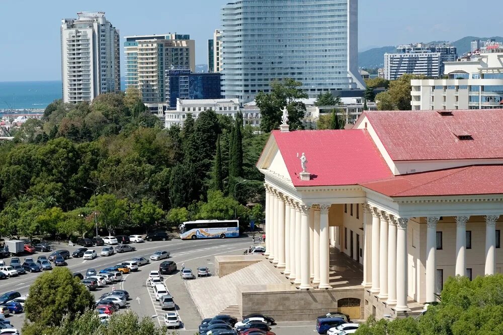 Почему закрыли сочи. Зимний театр сочи. набережная сочи зимний театр панорама. зимний театр сочи море. новый театр сочи.