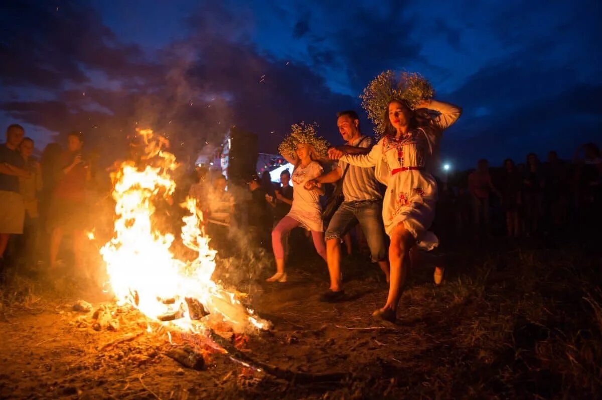 Иван купала праздник обычаи. Купала праздник обычаи и традиции. Праздник ивана купала история. Купала праздник обычаи и традиции. Ивана купала летнее солнцестояние.