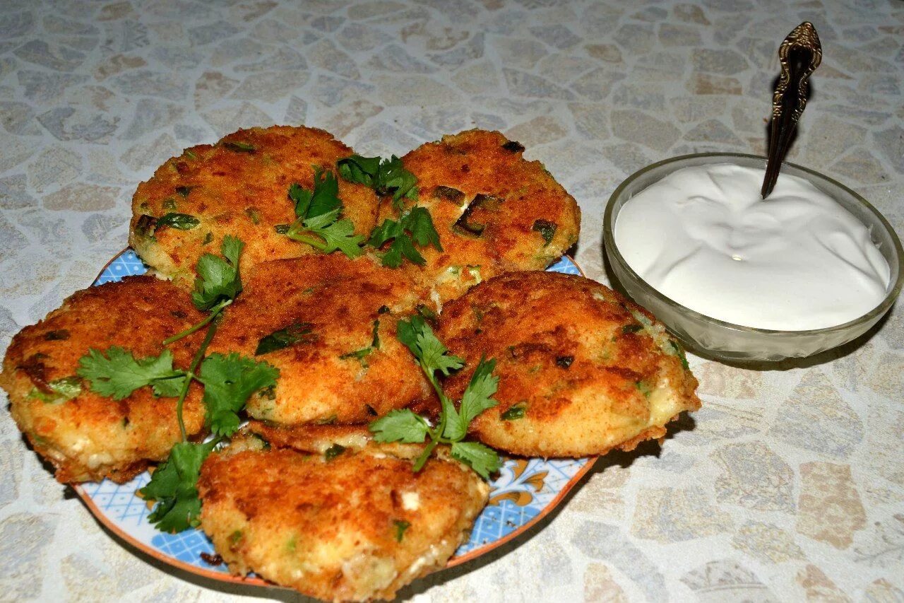 Пышные куриные оладьи. Куриные оладьи с сыром. куриные оладьи с сыром и зеленью. кабачковые оладьи с творогом и сыром. оладьи с творогом и зеленью.