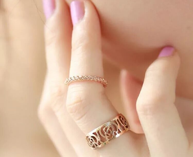 Красивые кольца на указательный палец. Кольцо для девушки. Золотое кольцо на указательном пальце. Кольцо золотое на руке. Надеты кольца золотые