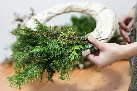 Сделать венок из еловых веток своими руками