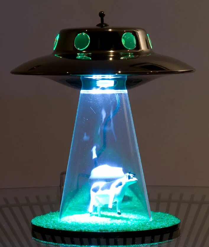 Alien abduction lamp. Настольная лампа летающая тарелка. Поделка инопланетная тарелка. Напольная лампа торшер alien чужой. Ночник the alien abduction lamp.
