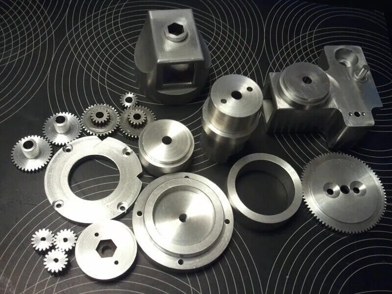 точение на токарном станке по металлу. токарные работы уроки. вытачивание на токарном станке по дереву. токарные изделия по дереву. механическая обработка деталей.