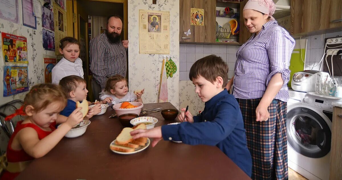 Многодетная семья. Многодетная семья в России. Многодетные малообеспеченные семьи. Бедная многодетная семья. Многодетная семья что изменилось