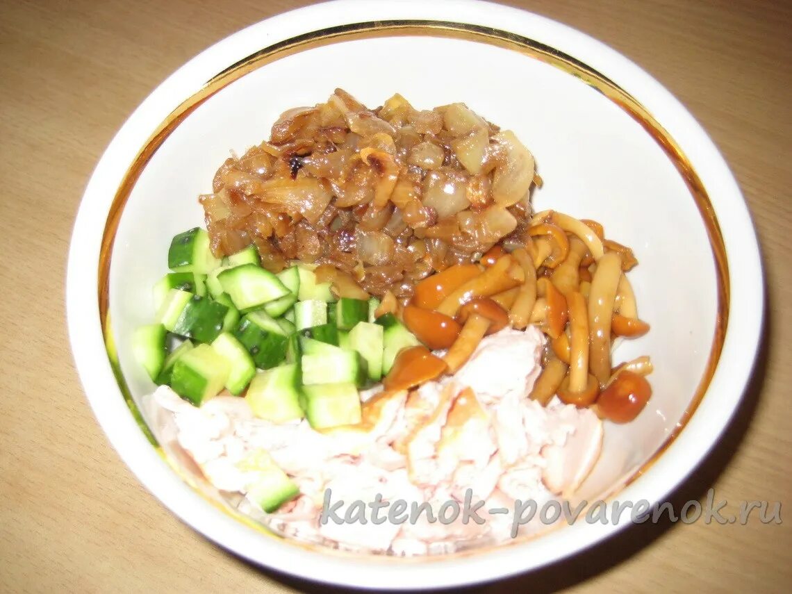 Салат с опятами и вареной курицей. Салат с опятами и копченой курицей. салат с маринованными опятами и копченой курицей. салат с опятами копченой грудкой. салат с копчёной грудкой и опятами маринованными.