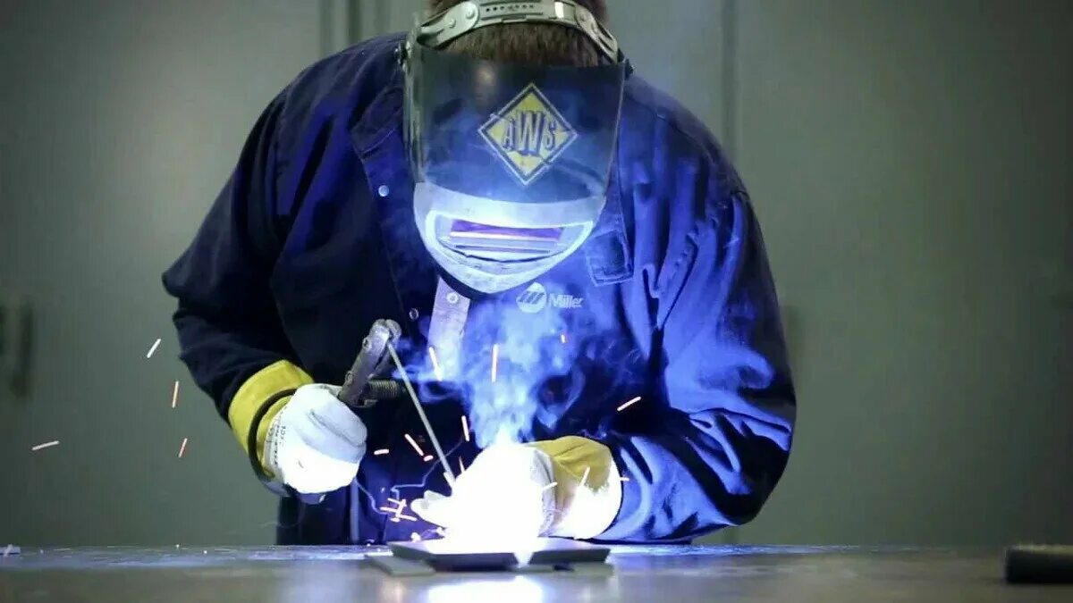 Сварщик фон. Shielded metal arc welding. Сварочная дуга. Сварка взрывом фото. Smaw сварка.