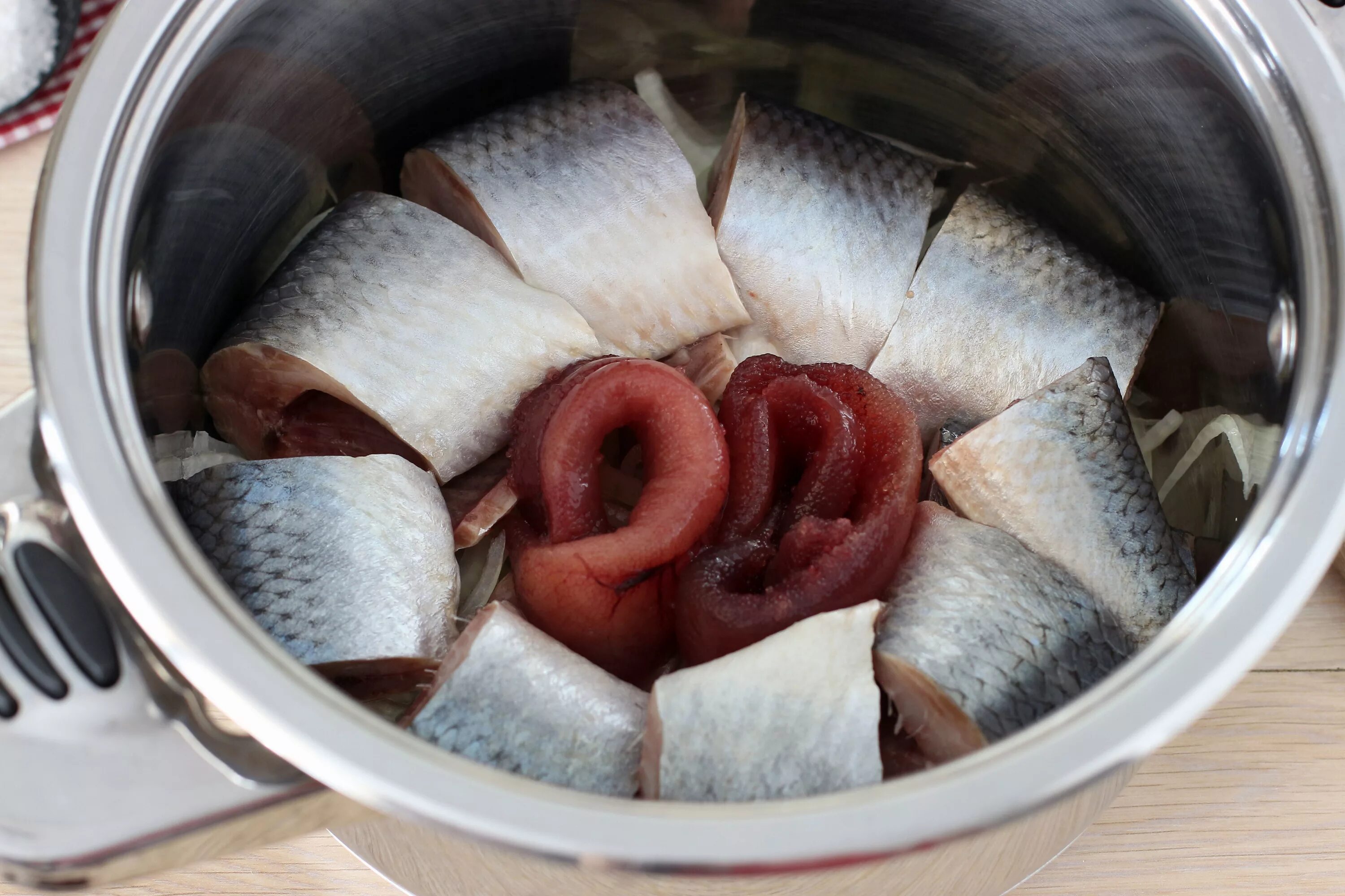 Посол селедки кусочками. Сельдь соленая (пряный посол). Сельдь соленая (пряный посол) пряный посол. Малосольная селедка. Сельдь малосольная ломтиками.