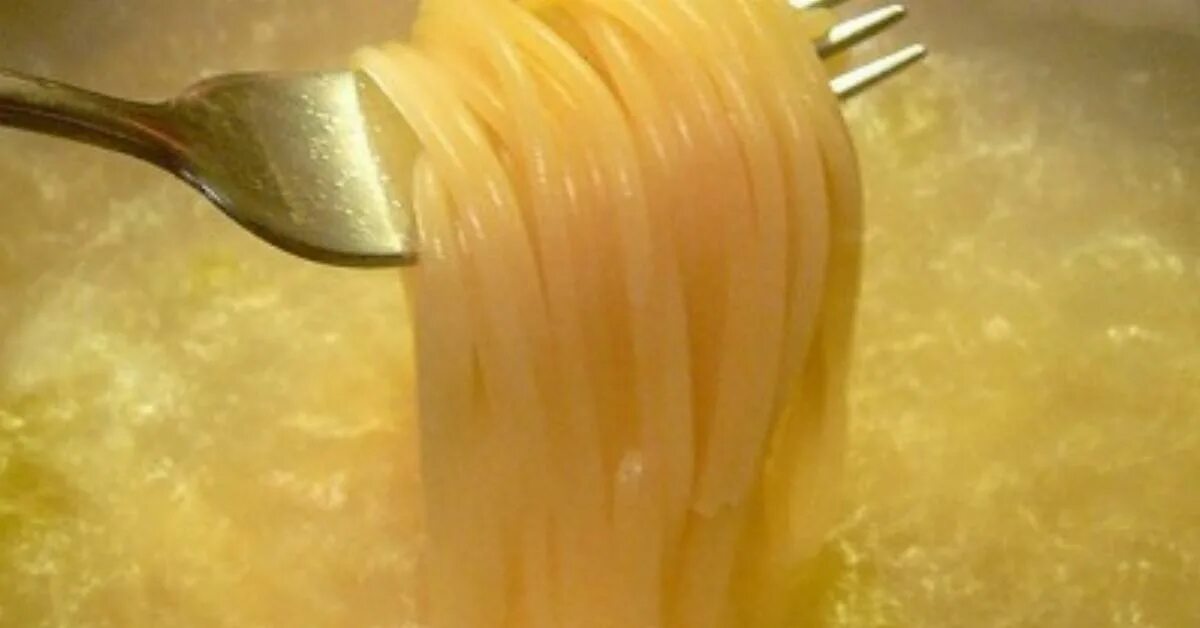 Слить макароны. Дуршлаг для макарон. Сливать воду из кастрюли. Макароны в воде. Слить макароны в кастрюлю.