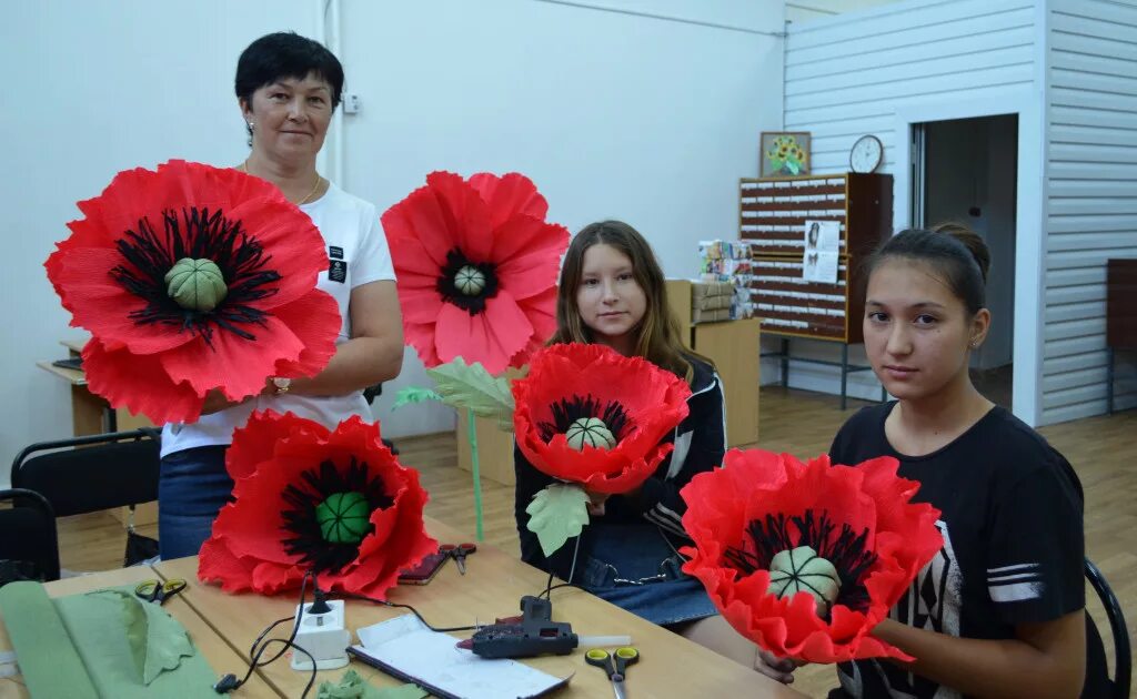 Мак из креповой бумаги. Маки из конфет. Маки из крепированной бумаги. Маки из гофрированной бумаги. Цветок мак из гофрированной бумаги.