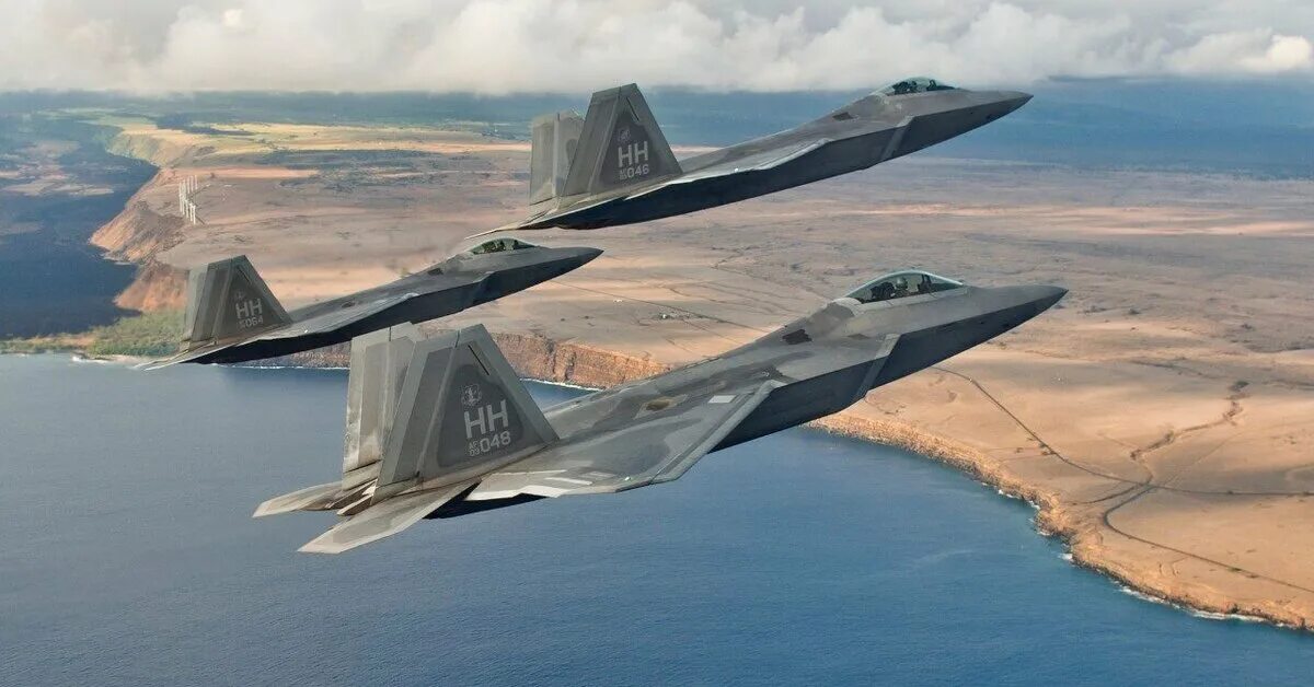 Новые самолеты сша. Lockheed martin f-35 lightning ii. F-22 раптор. Northrop grumman b-21 raider. Новый американский стелс бомбардировщик b-21.