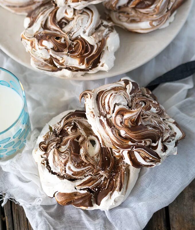 Меренга с шоколадом. Безе, меренга — Meringue. Chocolate Swirl Meringues. Мраморное безе.