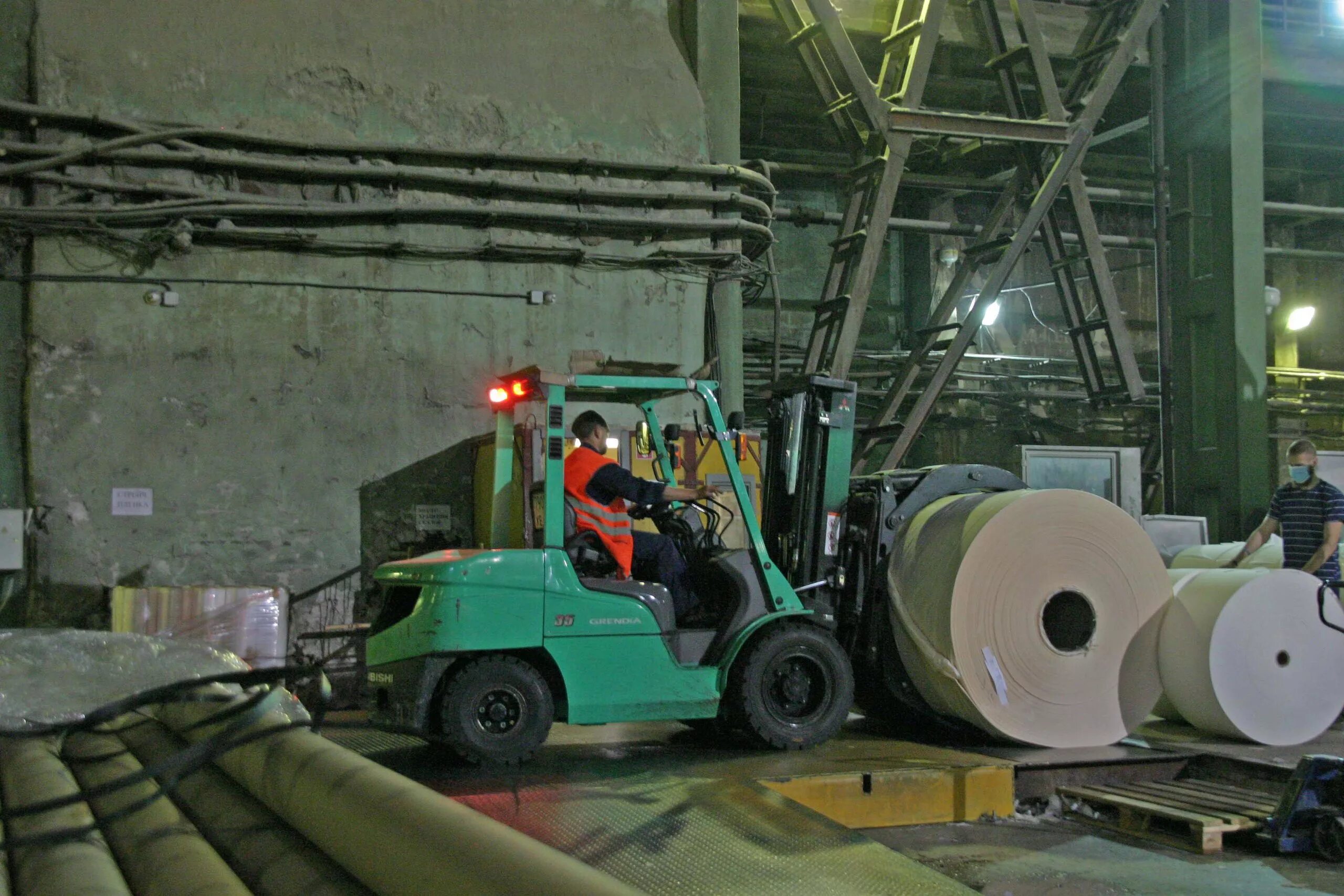 Усть илимск комбинат целлюлозно бумажный. Бумагоделательная машина. Цбк братск илим. Братск целлюлозно бумажный комбинат. Предприятия целлюлозно бумажной промышленности усть илимск.