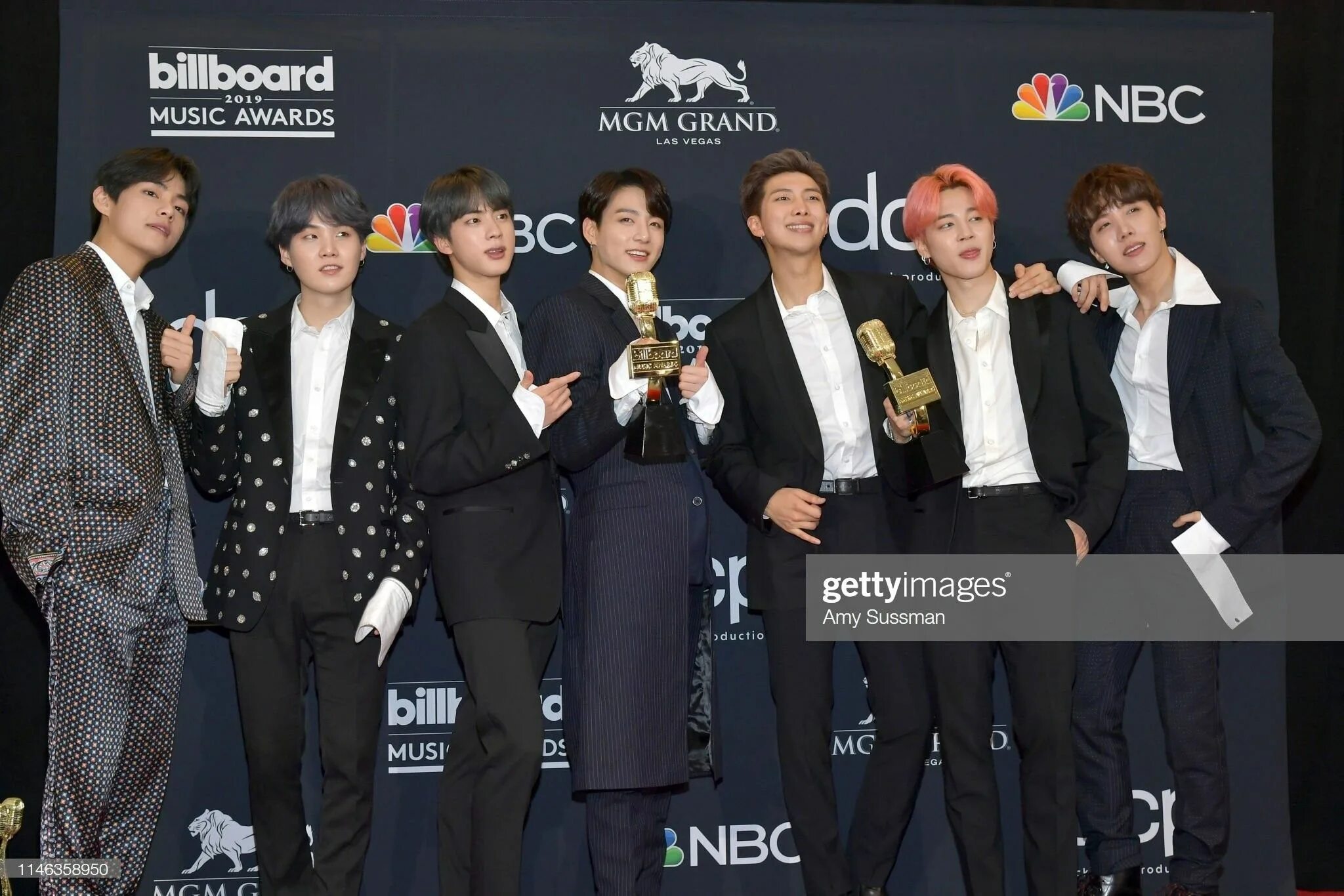 Бтс на премии. BTS Billboard Music Awards 2019. БТС на биллборд премии. Награды БТС. БТС С наградой биллборд.