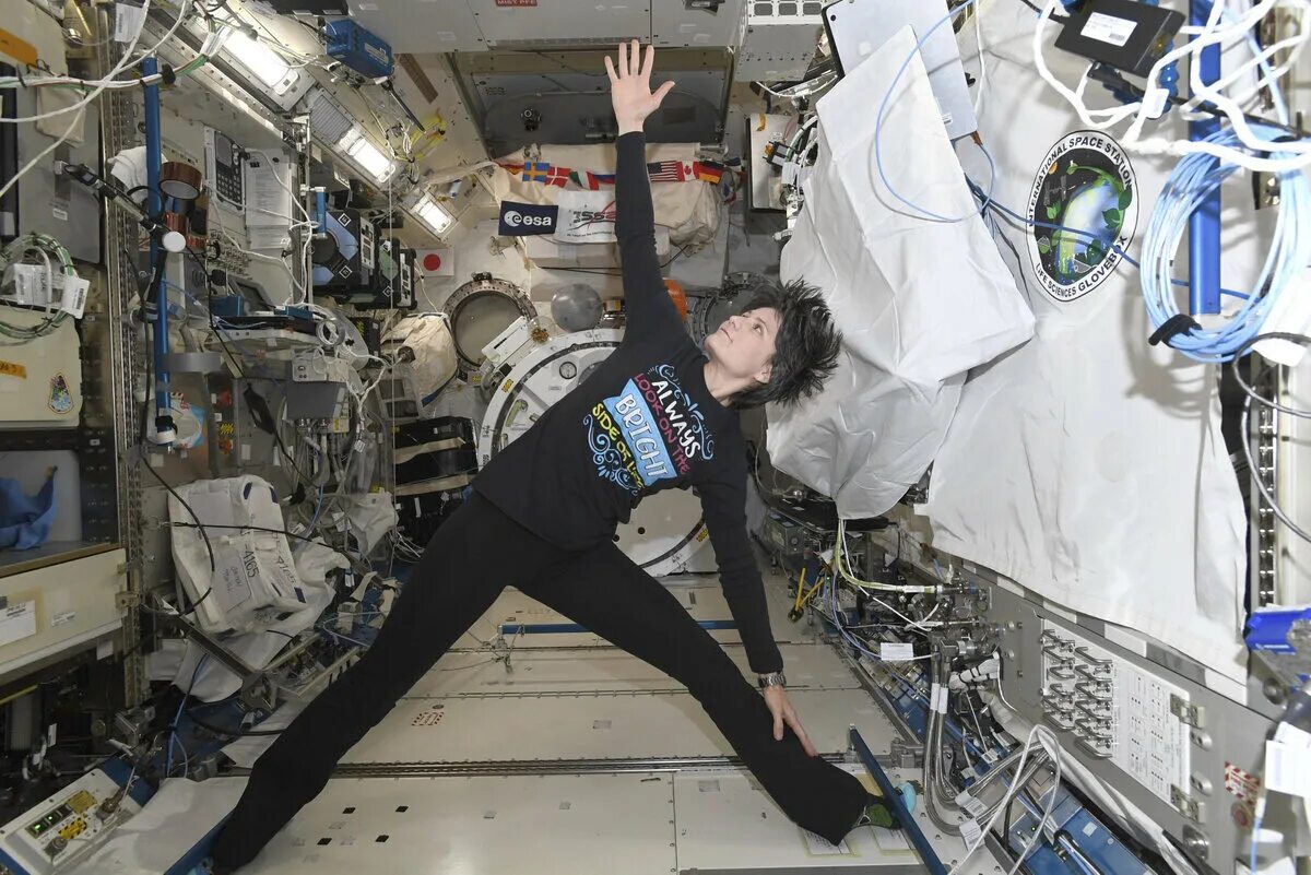 Женщины на орбите. Саманта Кристофоретти в космосе. Йога на МКС Саманта Кристофоретти. Саманта Кристофоретти ноги. Кристофоретти Саманта 1 раз в космосе.