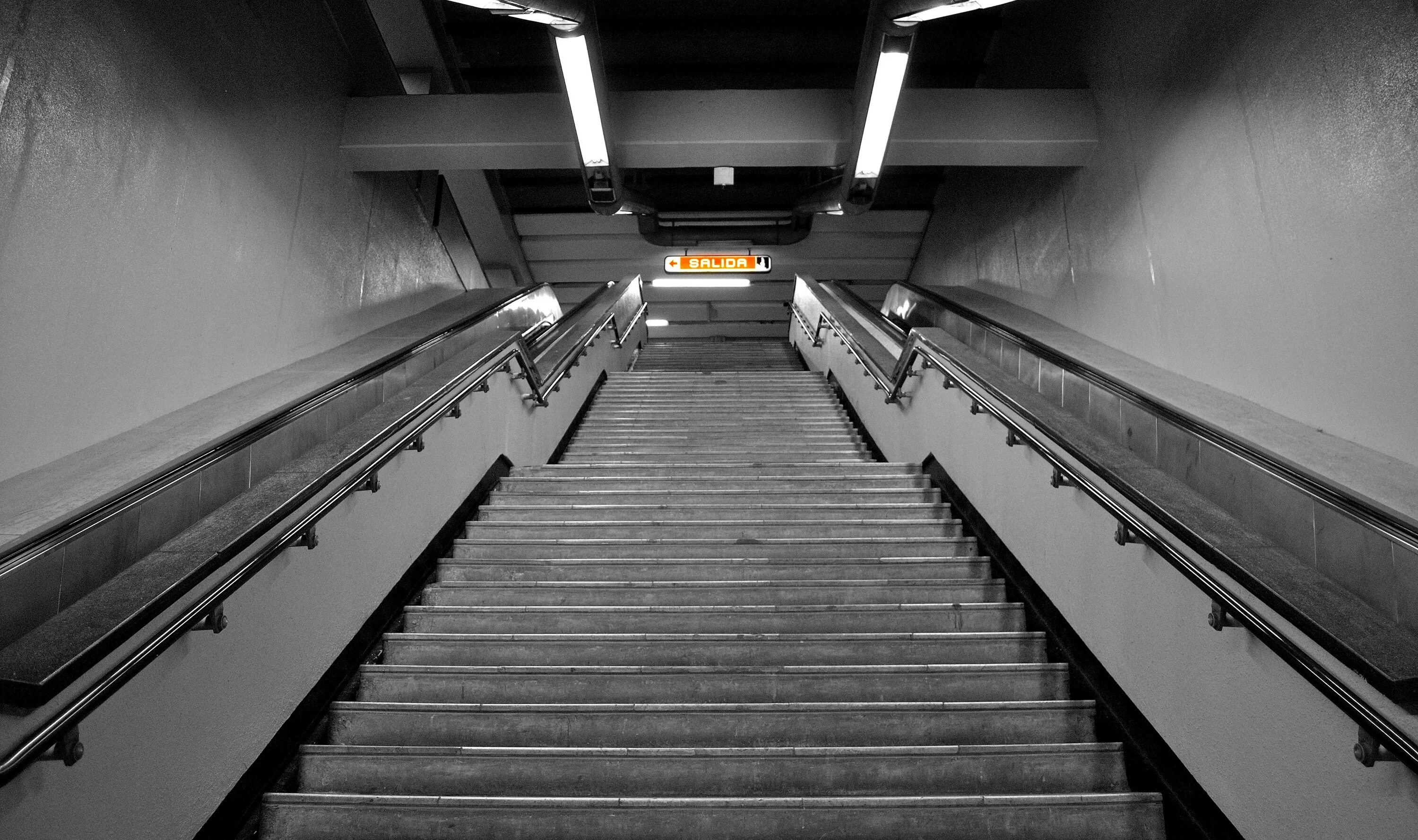Как называется лестница в метро. Лестница в метро. ступеньки в метро. лестницы в метро в москве.